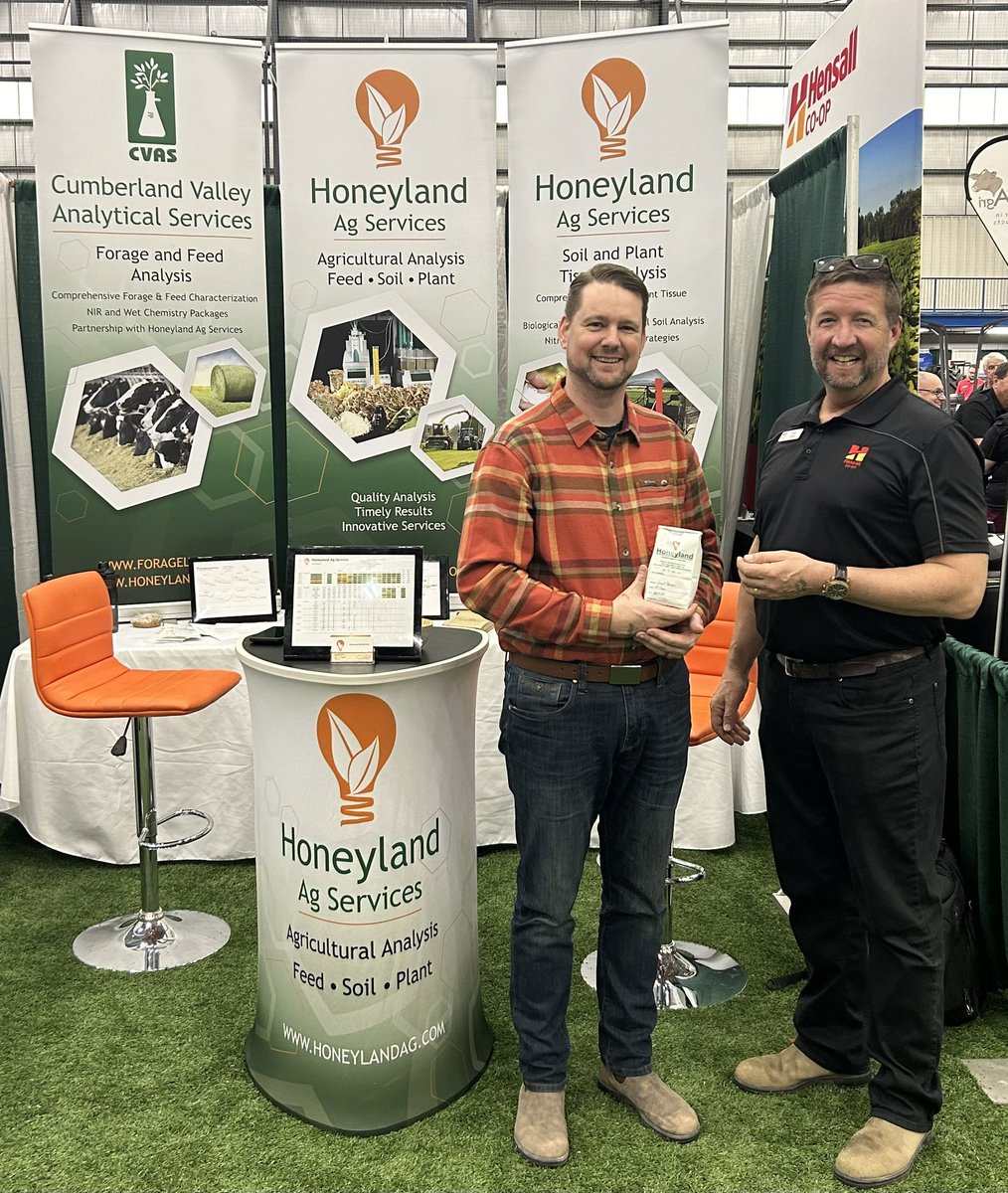 Kicking this years #GreatlakeYEN High yield wheat project off by delivering the soil sample to Chris @Honeylandag “Every agronomy decision should start with a soil sample” @GreatLakesYEN @WheatPete @realagriculture @HDCAgronomy @HDCGrain @LdnFarmShow #HensallCoopTilburyHarrow