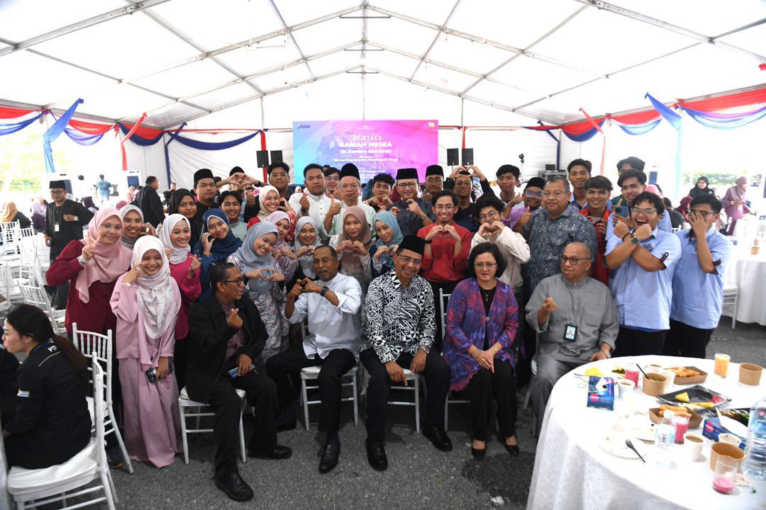 Kementerian Pendidikan Tinggi (@moheofficial) on Twitter photo YB MENTERI BERAMAH MESRA BERSAMA WARGA MENJELANG KETIBAAN RAMADAN
Baca lanjut di : facebook.com/share/p/FYd9kW…
<a href="/ZambryOfficial/">Zambry Abd Kadir</a>
<a href="/MustaphaSakmud_/">MustaphaSakmud</a>
<a href="/DrZainiUjang/">Dr. Zaini Ujang</a>
#MalaysiaMADANI YB MENTERI BERAMAH MESRA BERSAMA WARGA MENJELANG KETIBAAN RAMADAN
Baca lanjut di : facebook.com/share/p/FYd9kW…
<a href="/ZambryOfficial/">Zambry Abd Kadir</a>
<a href="/MustaphaSakmud_/">MustaphaSakmud</a>
<a href="/DrZainiUjang/">Dr. Zaini Ujang</a>
#MalaysiaMADANI