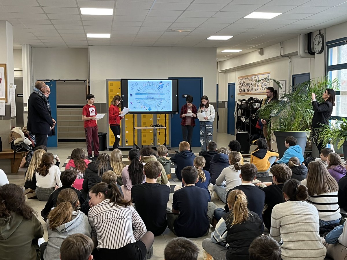 AcademieDijon's tweet photo. Journée internationale des droits des femmes : le recteur @NNgahane remet le label Égalité filles-garçons au collège Jean-Lacaille de Bligny-sur-Ouche.

Le collège organisait aujourd'hui des actions de sensibilisation à l'égalité et à la mixité. Bravo pour votre engagement ! https://t.co/cfjGBeLSn3