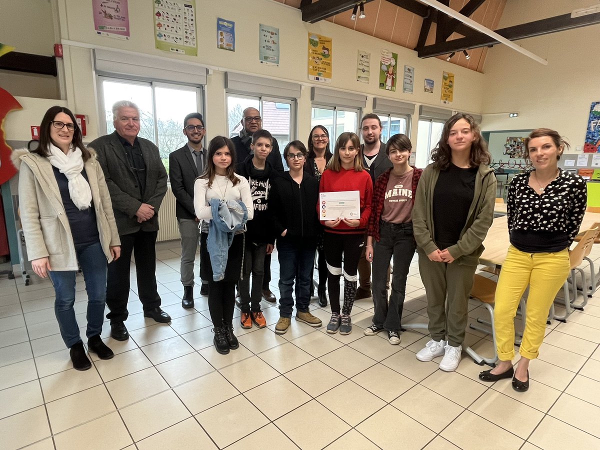 AcademieDijon's tweet photo. Journée internationale des droits des femmes : le recteur @NNgahane remet le label Égalité filles-garçons au collège Jean-Lacaille de Bligny-sur-Ouche.

Le collège organisait aujourd'hui des actions de sensibilisation à l'égalité et à la mixité. Bravo pour votre engagement ! https://t.co/cfjGBeLSn3