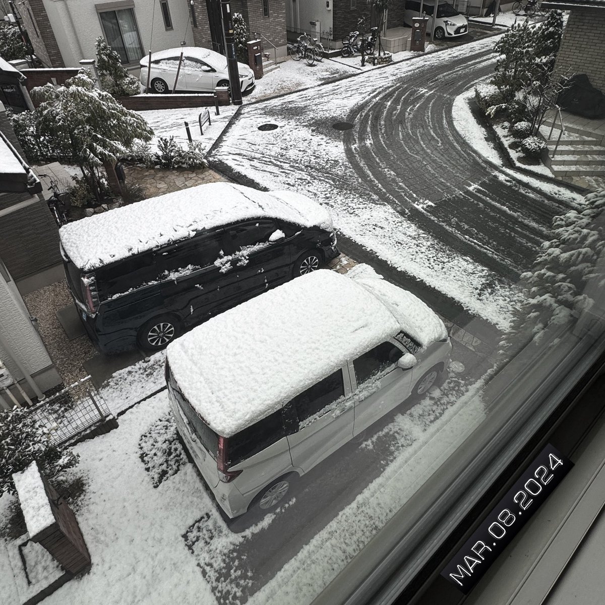 一早醒來看到這樣，那我是不是別出門了？那台車說不能開雪地啊😣
#還是開了
#慢慢開沒事
#my365