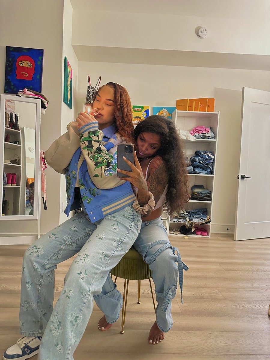 ashandgas's tweet photo. bad btchs only 👩‍❤️‍💋‍👩💘 
#ashandgas #girls #InternationalWomensDay https://t.co/vrh0zx2csg