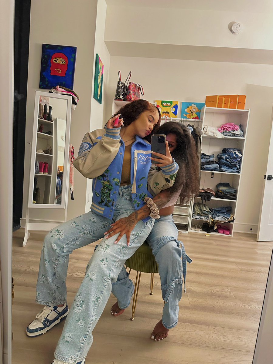ashandgas's tweet photo. bad btchs only 👩‍❤️‍💋‍👩💘 
#ashandgas #girls #InternationalWomensDay https://t.co/vrh0zx2csg
