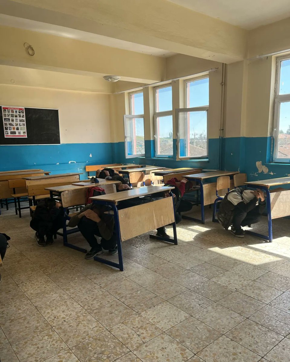 HarranSDCPAL's tweet photo. 1-7 Mart Deprem Haftası kapsamında tüm okul personeli ve öğrencilerin katılımıyla deprem tatbikatı yapıldı. https://t.co/D8JAMKmFFG