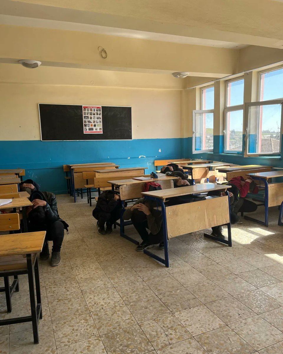 HarranSDCPAL's tweet photo. 1-7 Mart Deprem Haftası kapsamında tüm okul personeli ve öğrencilerin katılımıyla deprem tatbikatı yapıldı. https://t.co/D8JAMKmFFG