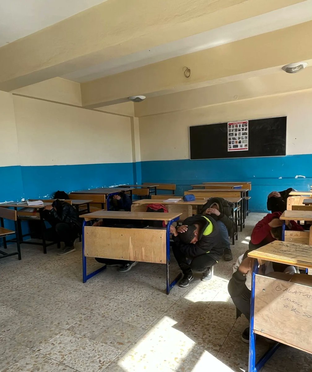 HarranSDCPAL's tweet photo. 1-7 Mart Deprem Haftası kapsamında tüm okul personeli ve öğrencilerin katılımıyla deprem tatbikatı yapıldı. https://t.co/D8JAMKmFFG