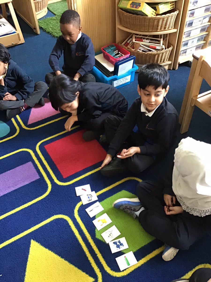 Today in #PSHE #year1 were discussing ways to keep themselves clean, healthy and safe. We sorted household items into a safe or unsafe group and discussed why #healthyme #jigsaw