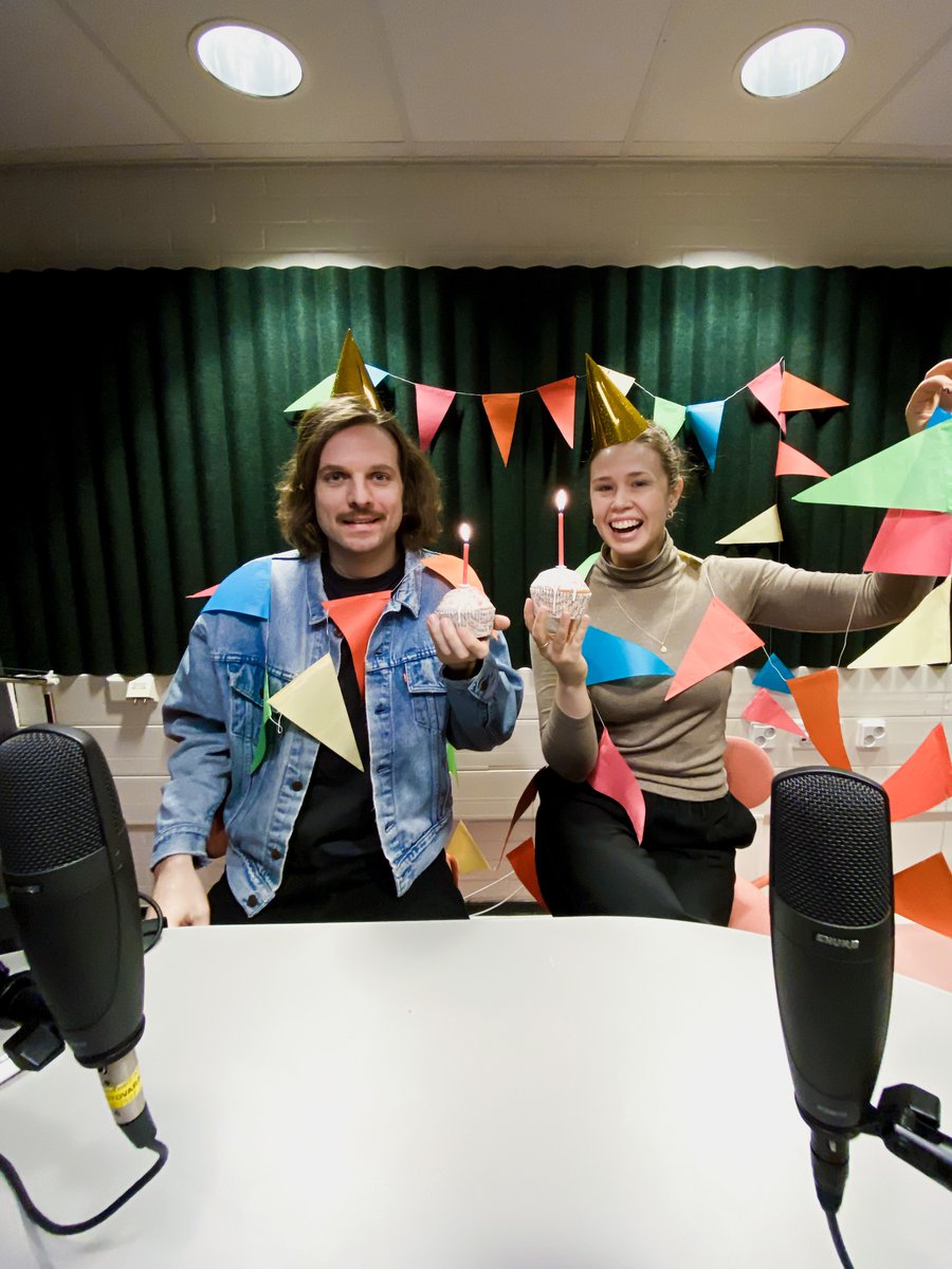 Tasan kaksi vuotta sitten julkaistiin Uutispodcastin ensimmäinen jakso, eli paljon onnea me 2v! 🥳 

Olen unelmaduunissani, ja studiossa on aina ilo säätää kera <a href="/Erkanomia/">Erkka Mikkonen</a> <a href="/MarleenaLam/">Marleena Pelli</a> <a href="/HelmiinaS/">Helmiina Suhonen</a> @jaanakangas <a href="/ooseuri/">Olli Seuri</a> ja Leo Kosolan 🫡