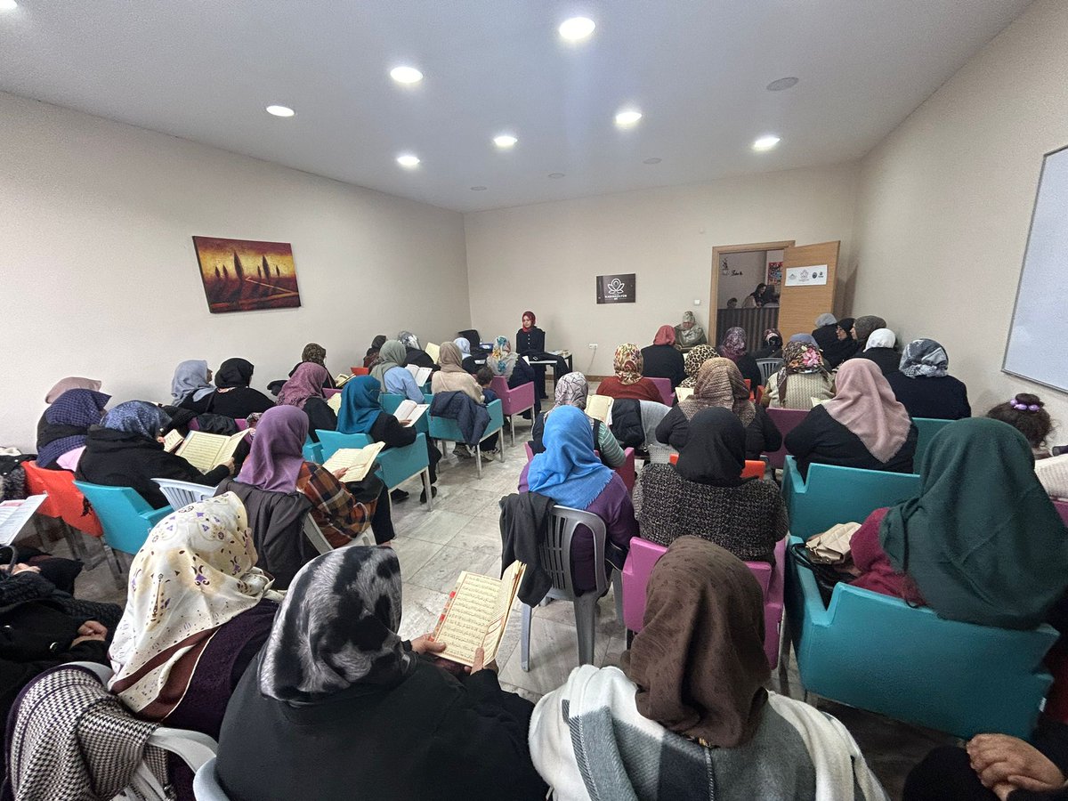 Kadın Kültür Evimizde bugün Vaize Fatma Eda Nur Aydın ile Cuma sohbeti gerçekleştirildi.<a href="/osmanerenbilici/">Osman Eren Bilici</a> <a href="/serkankoyuncu03/">Serkan Koyuncu🇹🇷</a> <a href="/afyonkulturevi/">Afyonkarahisar Kadın Kültür Evleri</a>