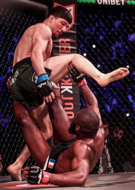 ReformeCd's tweet photo. 🛑#Doumbé Vs #Baki :
Le combat a été arrêter au #3eround, à cause d'un bout de verre sur l'orteil de Cédric #Doumbé
#boxe#Baki https://t.co/QYvauHrIIi