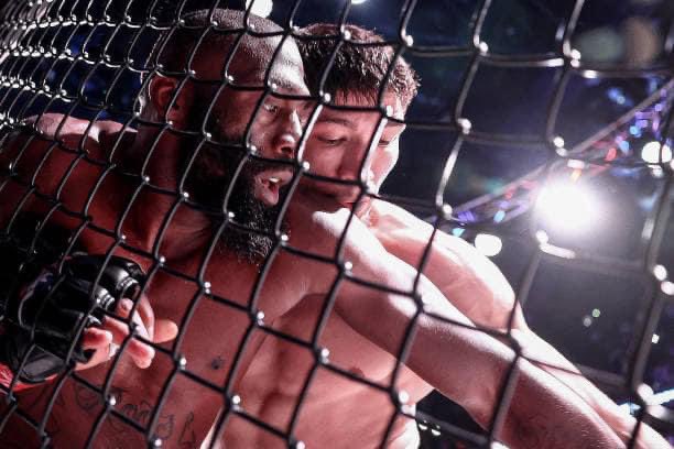ReformeCd's tweet photo. 🛑#Doumbé Vs #Baki :
Le combat a été arrêter au #3eround, à cause d'un bout de verre sur l'orteil de Cédric #Doumbé
#boxe#Baki https://t.co/QYvauHrIIi