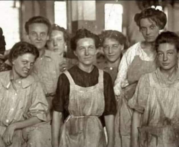 El 8 de marzo de 1908 prendieron fuego a 129 mujeres en una fabrica por protestar por sus derechos. 
Hoy no se festeja, se recuerda , hoy se reivindica la lucha diaria de las mujeres por la igualdad efectiva de derechos. #8M2024💜