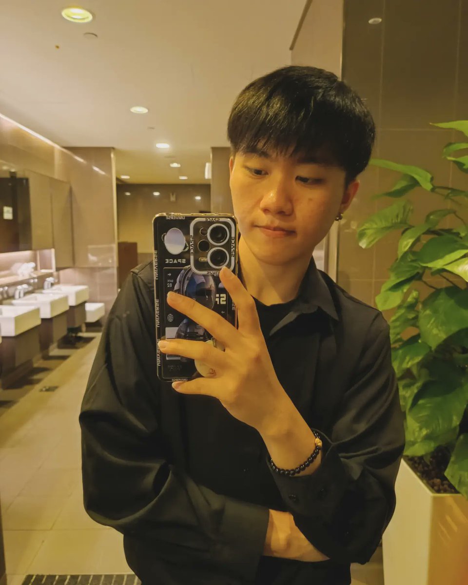 Alex971112's tweet photo. 人活得越浑浊越喜欢干净的东西 https://t.co/JRLlQQ4zIP