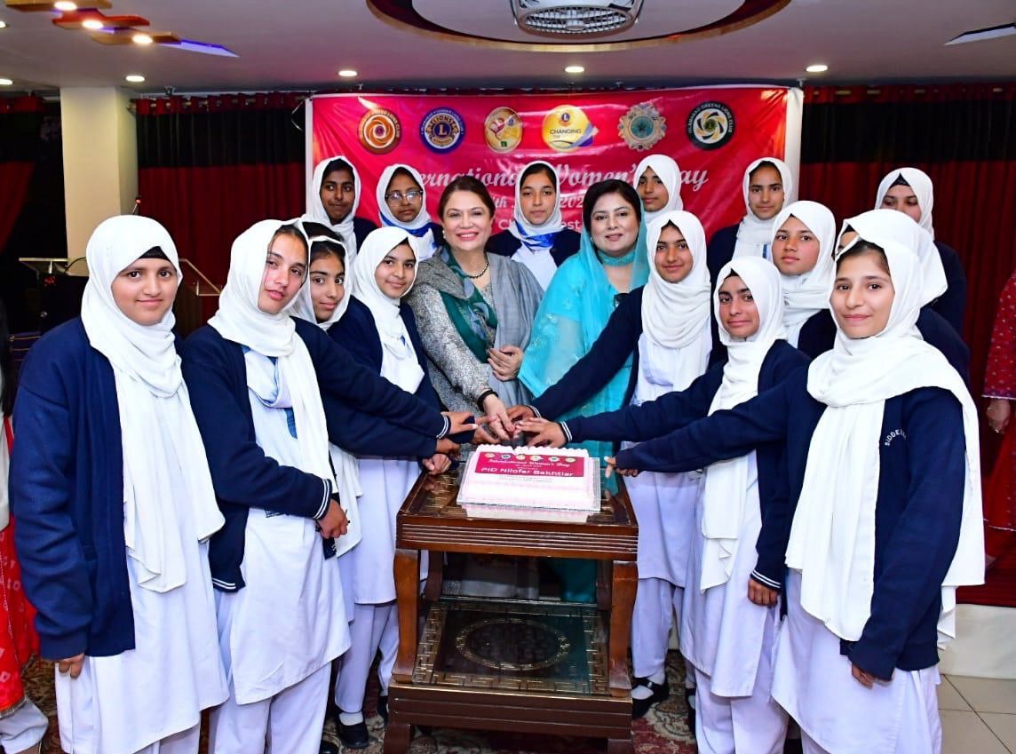 Chairperson Nilofar Bakhtiar cutting the cake of International women day along with the girl students of Pakistan Sweet Home.