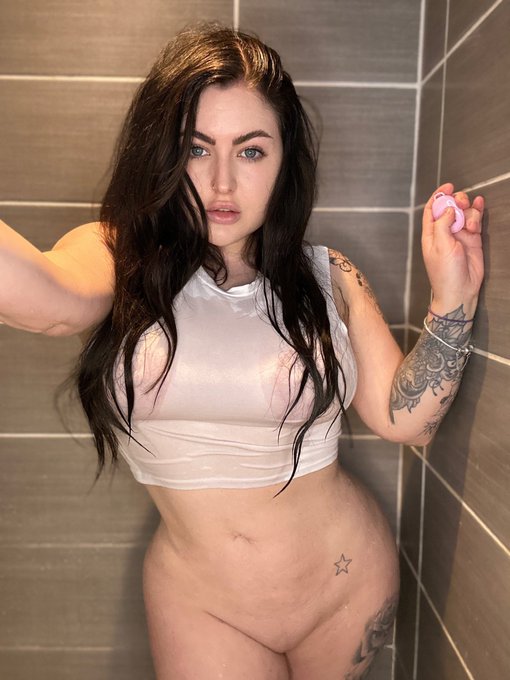 Giving away 100 spaces FREE for my main Onlyfans JUST BECAUSE ITA FRIYAY!!  Be quick and grab yours!