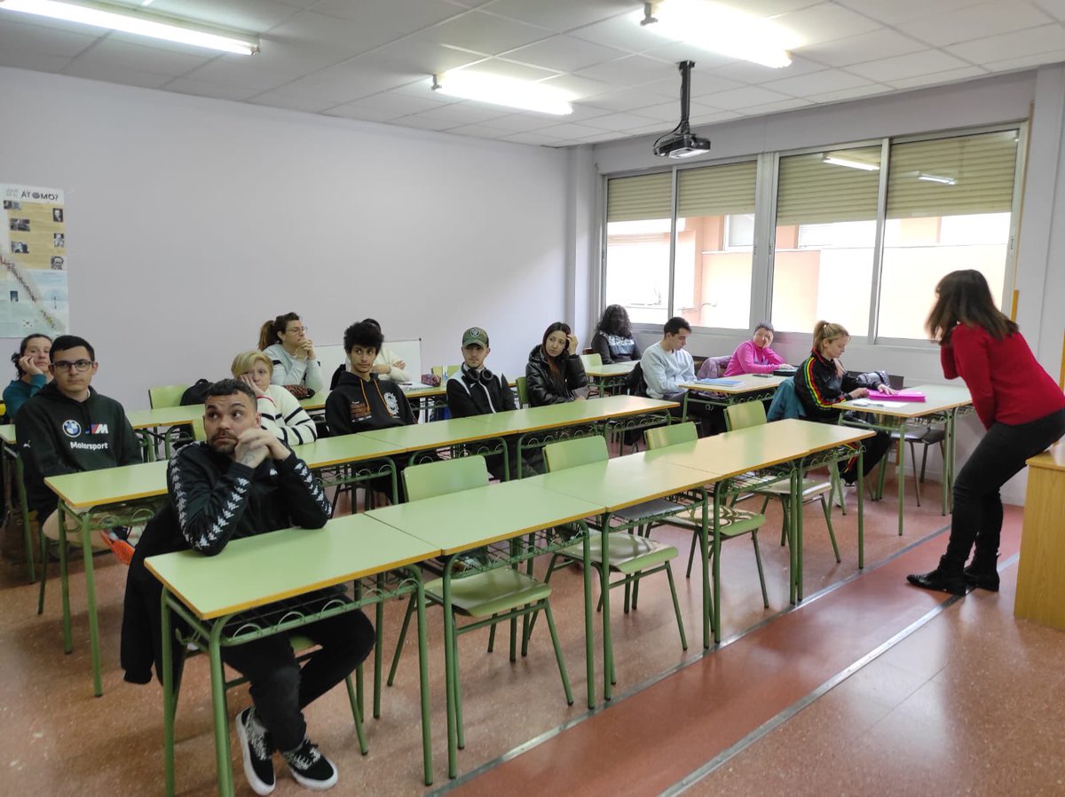 BernalCepa's tweet photo. Hoy hemos tenido un taller sobre reducción de accidentes de tráfico, dentro del Plan Regional sobre drogas de Castilla y León. https://t.co/Ps1k1hOsVe