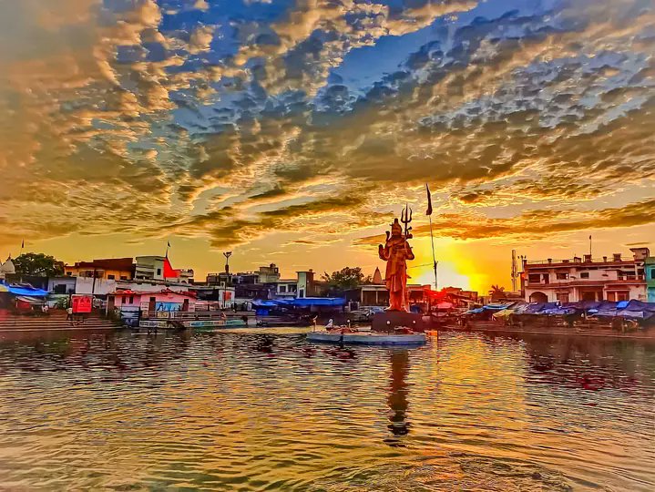 कर्पूरगौरं करुणावतारं संसारसारं भुजगेन्द्रहारम् !
सदा बसन्तं हृदयारविन्दे भवं भवानीसहितं नमामि !!
#हर_हर_महादेव 🙇