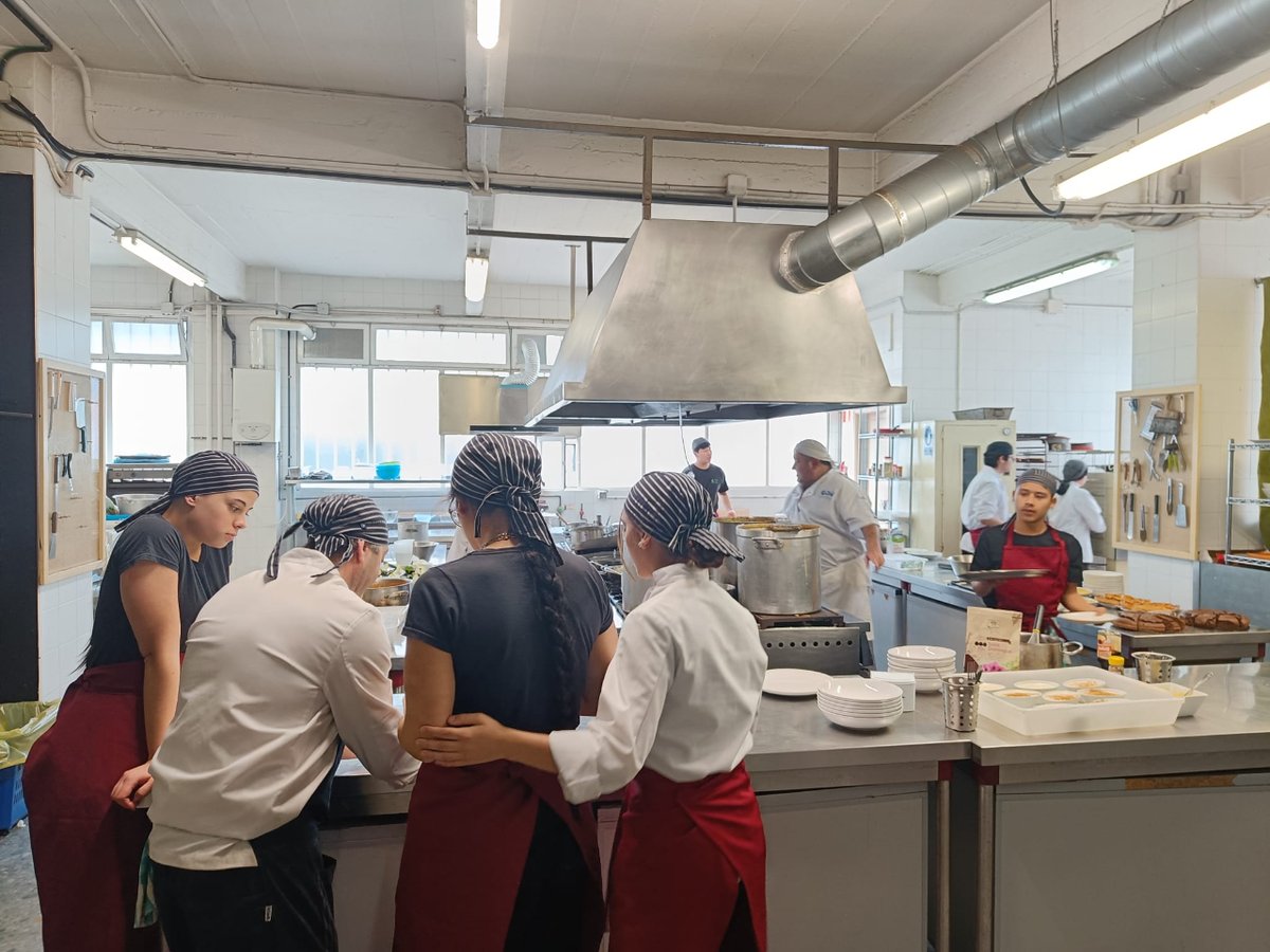 adsisdonostia's tweet photo. #GiroEderra atzo gure #Jatetxean #OinarrizkoLanbideHeziketa #SukaldaritzaTaillerra  #Donostia #Gazteak #BuenAmbiente ayer en nuestro #Restaurante #FormaciónProfesionalBásica #TallerDeCocina #Jóvenes @Ayto_SS  Un #Menú digno de una #MedallaAlMérito 😜 https://t.co/jQBcBusAoL