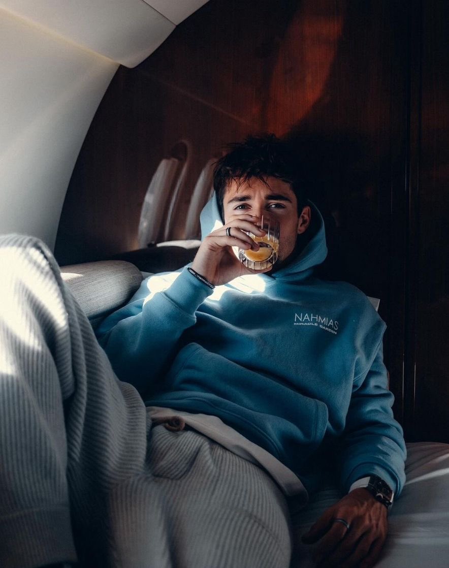 giuggipubblico's tweet photo. #f1twtselfieday la cosa più simile ad un jet privato che avevo è il minicesso accanto a camera mia di casa in Toscana quindi https://t.co/NxDB2k1k8a