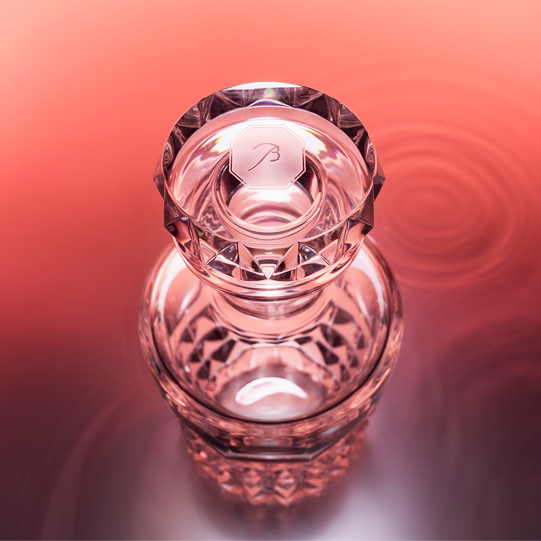 The Louxor whisky decanter glimmers in the light, casting amber reflections that shimmer like water. A coveted addition to any bar, it embodies #Baccarat's fusion of elegance and daring. @Baccarat, radiating joy in scintillating light. on.baccarat.com/decanterlouxor #BaccaratBarware