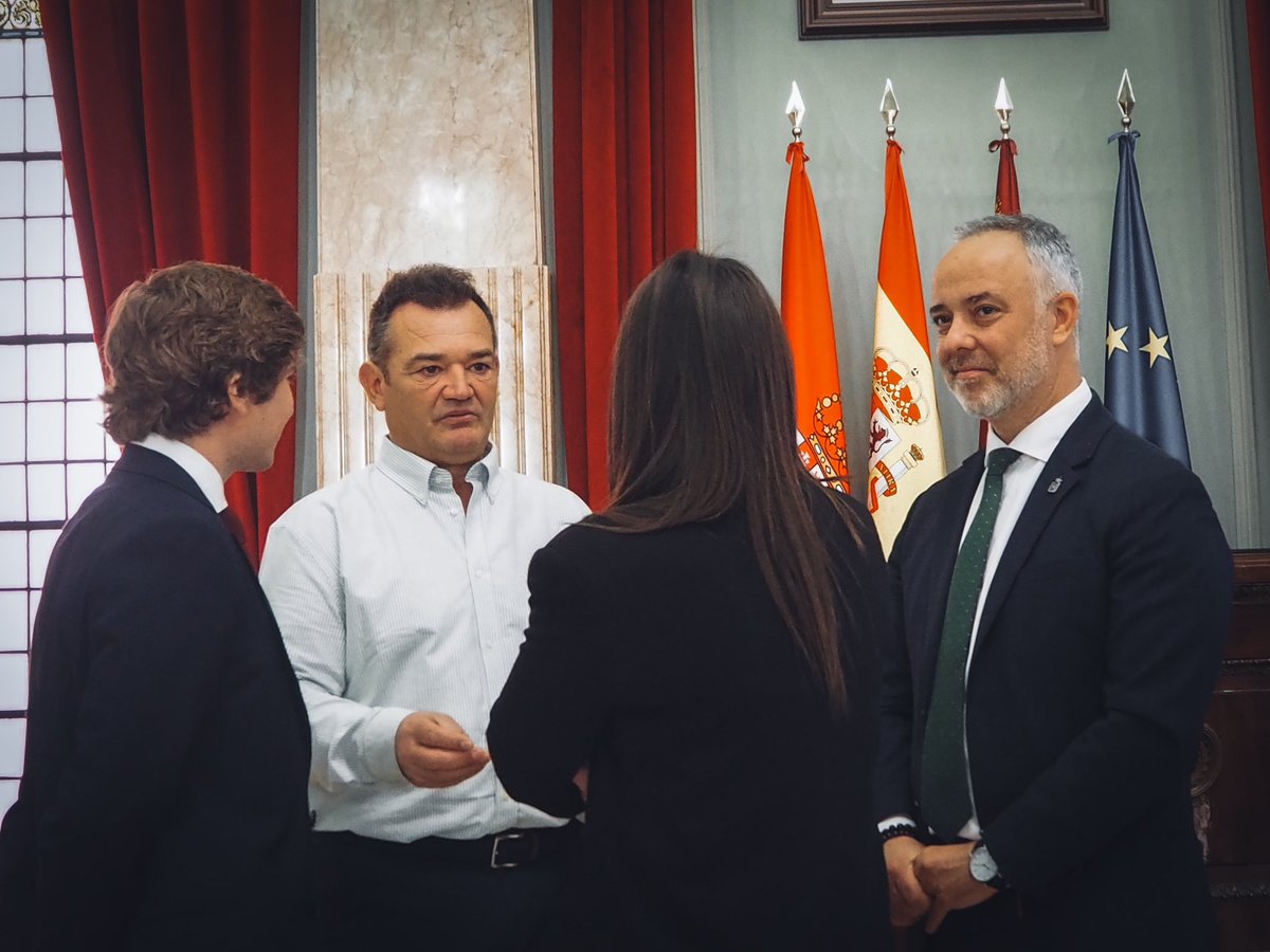 VOXAytoMurcia's tweet photo. Celebramos hoy, 8 de marzo, la festividad de San Juan de Dios, patrón de los Bomberos, cuidando de nuestras tradiciones, que son la esencia de nuestra patria.

¡Viva nuestro Patrón de los Bomberos!
¡Viva el Cuerpo de Bomberos de Murcia!
¡Viva Murcia!

#SoloQuedaVox #Tradiciones https://t.co/IEmisJk77Q