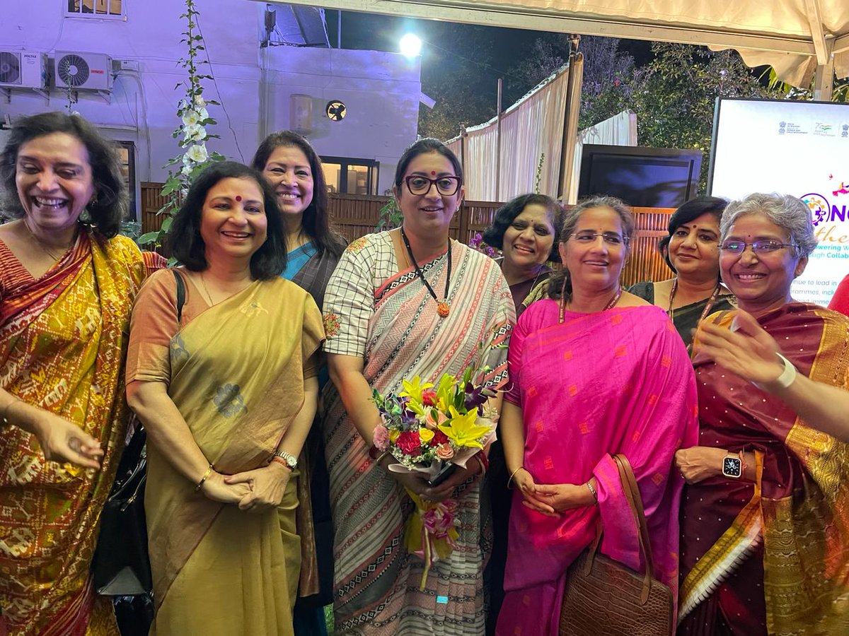 SunitaBainsla's tweet photo. महिला दिवस की ऊर्जा शिव और शक्ति  के आँगन मे बह रही है.आप सभी को पोराणिकता और आधुनिकता  के इस अद्भुत संगम की हार्दिक शुभकामनाये.

( फोटो : माननीय श्रीमती स्मृति ईरानी जी , केंद्रीय बाल एवं महिला विकास मंत्री एवम् महिला अधिकारी गण।  महिला सशक्तिकरण कार्यक्रम मार्च 2023, दिल्ली)। https://t.co/5rA73VTXmx