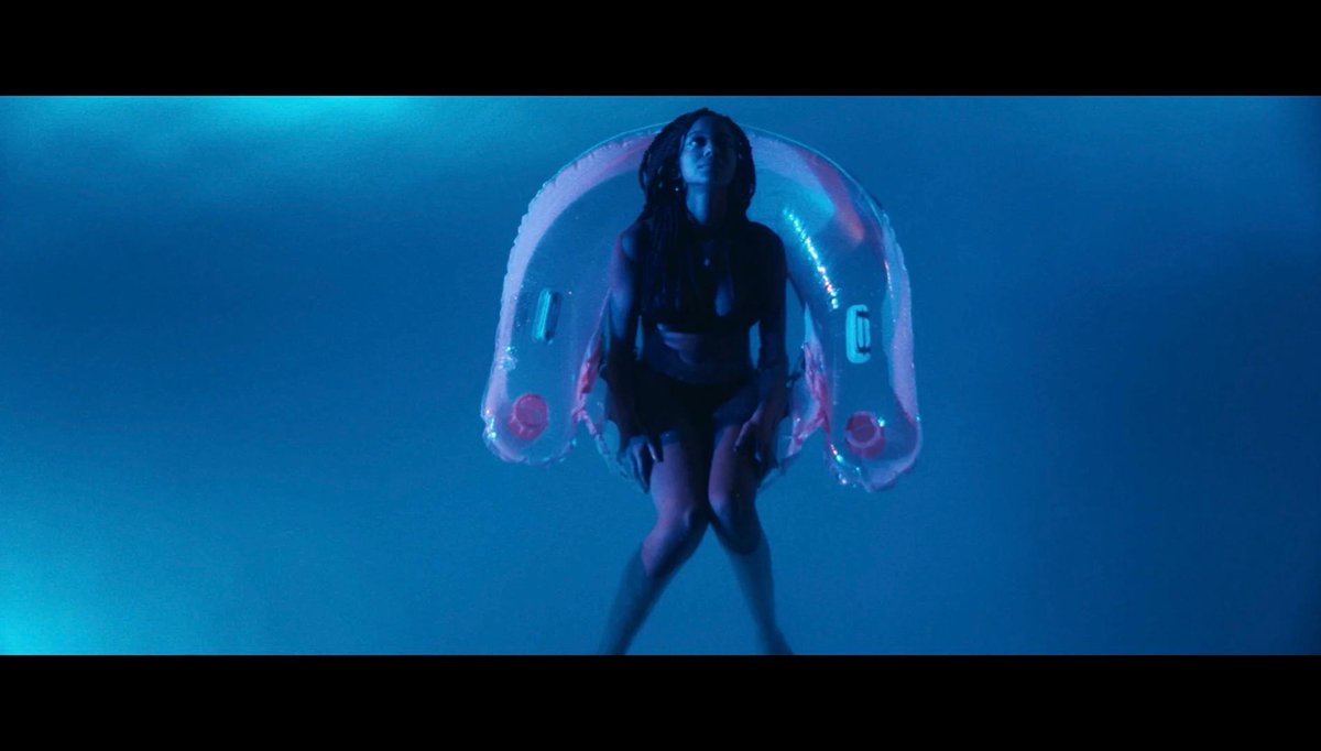 poLuxLisbon's tweet photo. Produïda per Pauline Chalamet, el debut en la direcció de Luca Balser disecciona la misèria humana en 7 relats on ningú surt ben parat.

#WhatDoesntFloat ve carregada d'humor absurd i uns exteriors esplèndids fotografiats pel convidat⭐️Sean Price Williams!

#Americana2024 https://t.co/Qh31xDn0tm