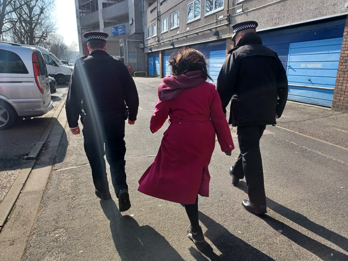 Joint patrols with your local MP @abenaopp discussing issues around Belvedere, @MPSThamesmeadE and @MPSThamesmeadM