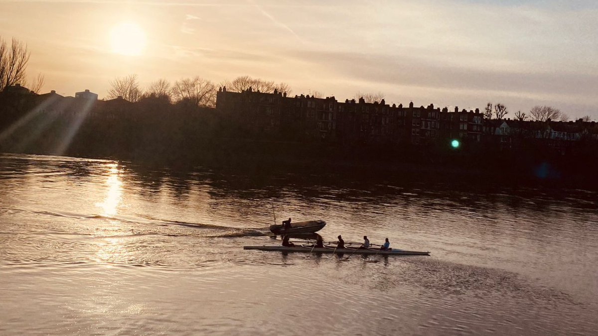 Coach Paul delivering a school session captured by @nascimentojust1! Thank you Justyna for sharing this beautiful #RowingMoment 💙🙌 #rowing #thamesriver #rowingclub #Hammersmith #Fulham