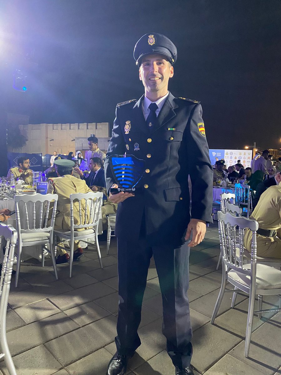 policia's tweet photo. Nuestro compañero Iván 👮 ha recibido en #Dubai el premio a la mejor aplicación #policial del mundo por el proyecto #Minerva

Un programa diseñado por y para la lucha contra el #cibercrimen 🚔

Enhorabuena compañero 👏 eres un orgullo para la @policia 💙 https://t.co/29QwqrBBPI