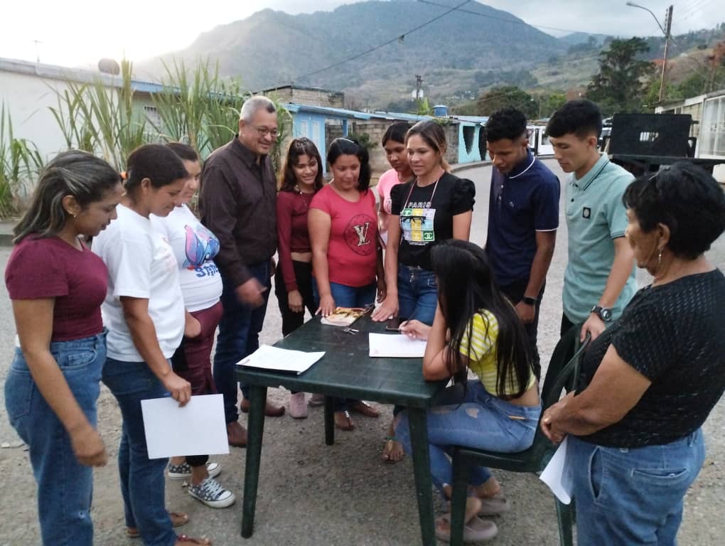 Estructuras de calle #PSUV del Municipio #Caripe postularon al camarada <a href="/NicolasMaduro/">Nicolás Maduro</a> como candidato del psuv para las próximas elecciones Presidenciales 2024

#LoQueDiganLasBases
<a href="/dcabellor/">Diosdado Cabello R</a> <a href="/jorgerpsuv/">Jorge Rodríguez</a> <a href="/PartidoPSUV/">PSUV</a> <a href="/psuvmonagas_ve/">𝗣𝗦𝗨𝗩 𝗠𝗢𝗡𝗔𝗚𝗔𝗦</a> <a href="/DalilaRosilloM/">Dalila Rosillo</a> <a href="/ErnestoLunaPsuv/">Ernesto Luna G.</a> <a href="/Reinaldo_PSUV/">REINALDO ASTUDILLO</a>