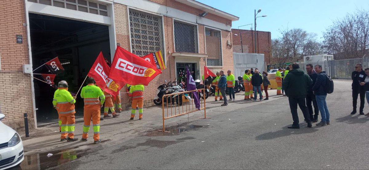 CCOO Indústria Catalunya (@ficcoocat) on Twitter photo <a href="/FICCOOBCNES/">CCOO INDUSTRIA DEL BARCELONES</a> <a href="/annanunezv/">Anna Núñez</a> <a href="/maboiza27/">Miguel Ángel Boiza</a> <a href="/bernat_vg/">Bernat Villarroya</a> <a href="/MCanteroSanchez/">Manuel Cantero</a> <a href="/imesapibcn/">Imesapi SS CCOO BCN</a> <a href="/hermajoan/">Jose A Hernández #orgullCCOO</a> <a href="/ccoocatalunya/">CCOO de Catalunya</a> <a href="/Industria_CCOO/">CCOO de Industria #PactoIndustriaYA</a> <a href="/mzamoraua/">manuel zamora goded</a> Amb la plantilla d'IMESAPI, que avui fa una nova jornada d'aturades d'una hora per torn.
Volen:
✅#SalarisDignes que garanteixin el poder adquisitiu
✅ el manteniment dels llocs de treball <a href="/FICCOOBCNES/">CCOO INDUSTRIA DEL BARCELONES</a> <a href="/annanunezv/">Anna Núñez</a> <a href="/maboiza27/">Miguel Ángel Boiza</a> <a href="/bernat_vg/">Bernat Villarroya</a> <a href="/MCanteroSanchez/">Manuel Cantero</a> <a href="/imesapibcn/">Imesapi SS CCOO BCN</a> <a href="/hermajoan/">Jose A Hernández #orgullCCOO</a> <a href="/ccoocatalunya/">CCOO de Catalunya</a> <a href="/Industria_CCOO/">CCOO de Industria #PactoIndustriaYA</a> <a href="/mzamoraua/">manuel zamora goded</a> Amb la plantilla d'IMESAPI, que avui fa una nova jornada d'aturades d'una hora per torn.
Volen:
✅#SalarisDignes que garanteixin el poder adquisitiu
✅ el manteniment dels llocs de treball