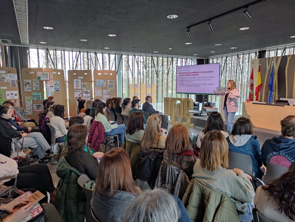 oficinaverde's tweet photo. Ayer participamos en la Jornada del Programa MOAI: Apoyo y seguimiento de centros educativos con #SelloAmbiental, coordinado por la @jcyl, en la que la técnico Mar Marcos impartió una conferencia sobre #Educomunicación. Gracias a Carmelo Alonso y @pablolabajos_ma por promoverlo. https://t.co/Hzzl5nnnde