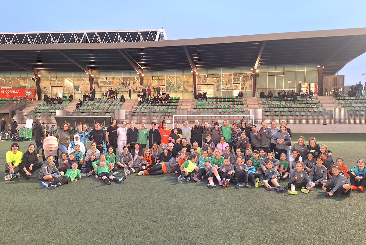 FundacioUEC's tweet photo. #FutFem • ⚽️💜 En aquesta 𝘀𝗲𝘁𝗺𝗮𝗻𝗮 𝗱𝗲 𝗹𝗮 𝗱𝗼𝗻𝗮 s'han realitzat entrenaments, en gespa i pista, amb els equips femenins i #InserCOR, juntament amb totes les mares que han volgut participar!
😍 Èxit total! Gran iniciativa! 👏🏻🏃🏻♀️
#FundacióUEC #Ambelverdalcor 💚 https://t.co/0fdD8J0WgR