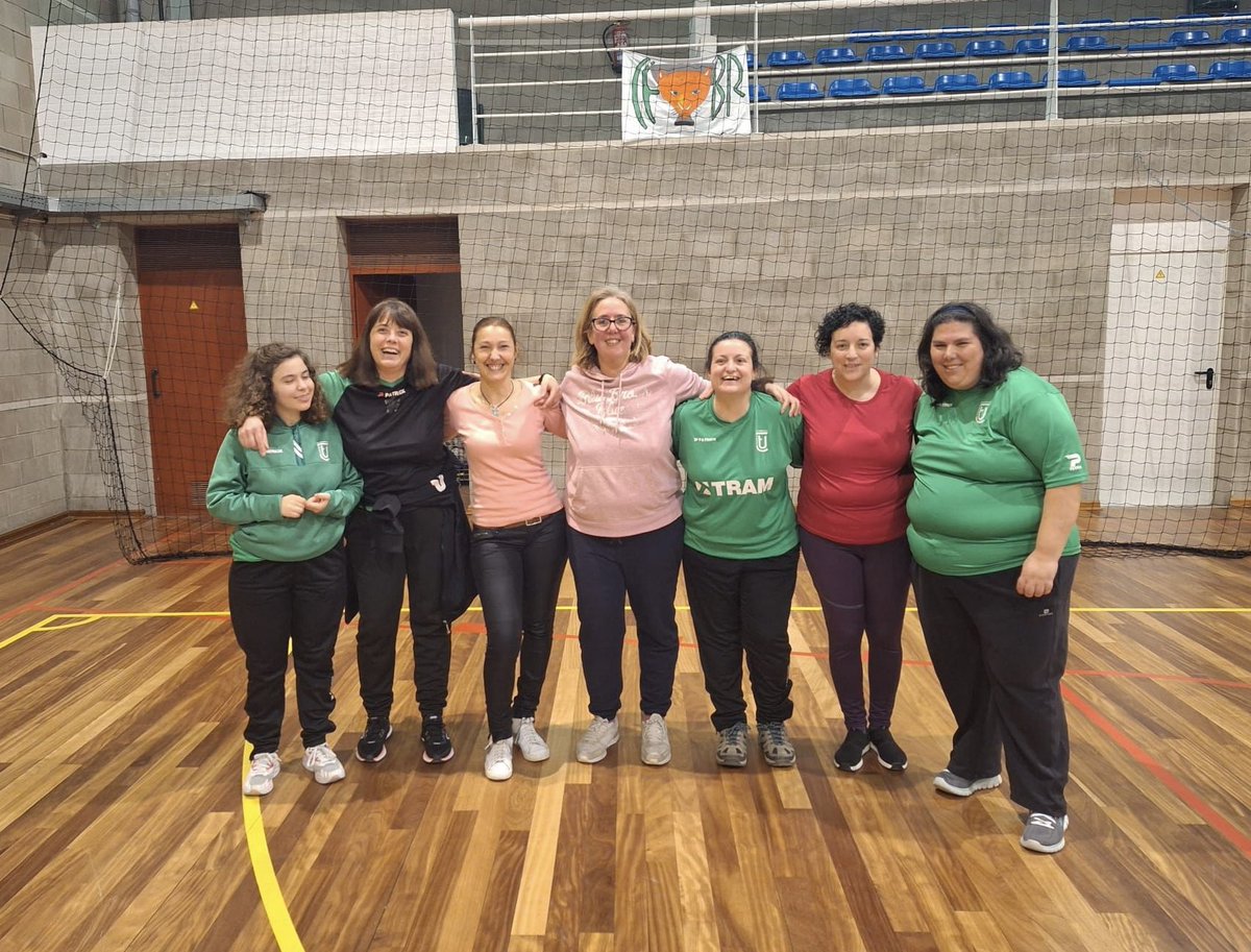 FundacioUEC's tweet photo. #FutFem • ⚽️💜 En aquesta 𝘀𝗲𝘁𝗺𝗮𝗻𝗮 𝗱𝗲 𝗹𝗮 𝗱𝗼𝗻𝗮 s'han realitzat entrenaments, en gespa i pista, amb els equips femenins i #InserCOR, juntament amb totes les mares que han volgut participar!
😍 Èxit total! Gran iniciativa! 👏🏻🏃🏻♀️
#FundacióUEC #Ambelverdalcor 💚 https://t.co/0fdD8J0WgR