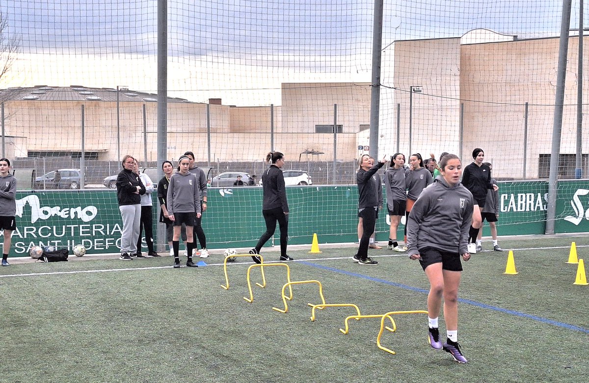 FundacioUEC's tweet photo. #FutFem • ⚽️💜 En aquesta 𝘀𝗲𝘁𝗺𝗮𝗻𝗮 𝗱𝗲 𝗹𝗮 𝗱𝗼𝗻𝗮 s'han realitzat entrenaments, en gespa i pista, amb els equips femenins i #InserCOR, juntament amb totes les mares que han volgut participar!
😍 Èxit total! Gran iniciativa! 👏🏻🏃🏻♀️
#FundacióUEC #Ambelverdalcor 💚 https://t.co/0fdD8J0WgR