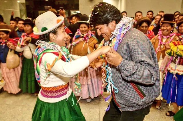 evoespueblo's tweet photo. La mujer es siempre factor de unidad en la familia. 
Sea la abuela, madre, hija o hermana son fuente de inspiración todo por la vida. La experiencia y los estudios nos han demostrado que la mujer es más sana, honesta y luchadora por la justicia social. 

En este #díainternacionaldelamujer mis más profundos sentimientos de admiración a ellas. 

Felicidades.