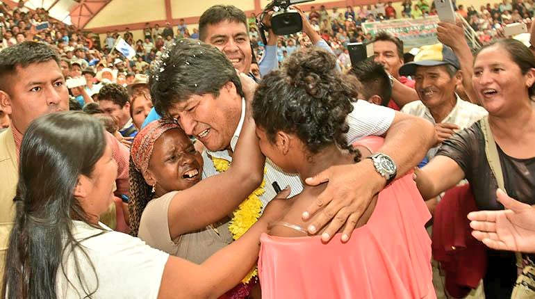 evoespueblo's tweet photo. La mujer es siempre factor de unidad en la familia. 
Sea la abuela, madre, hija o hermana son fuente de inspiración todo por la vida. La experiencia y los estudios nos han demostrado que la mujer es más sana, honesta y luchadora por la justicia social. 

En este #díainternacionaldelamujer mis más profundos sentimientos de admiración a ellas. 

Felicidades.