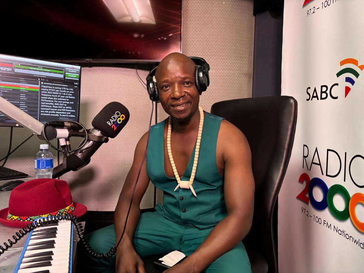 Radio2000_ZA's tweet photo. [IN STUDIO] #TheRoyalPlayground 
With @DavidMashabela 

The great Malatjie is having a field day with the King 📻🎶

Catch the live stream on YouTube:
https://t.co/woW07DNyia

#WhoHasTheBestMusicCollection 
#Radio2000 https://t.co/HkBVFo5zY4