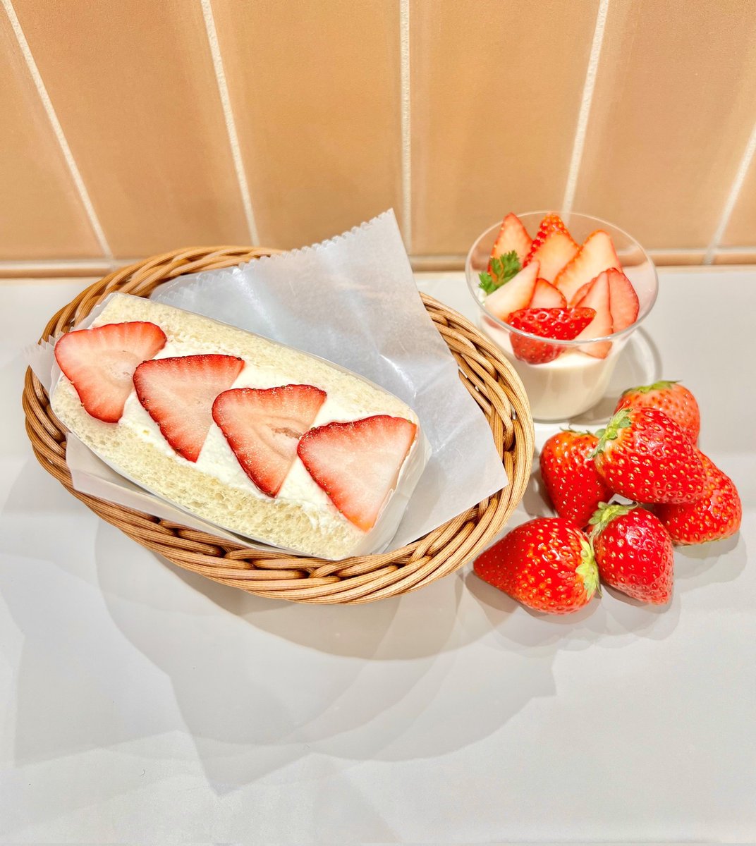 zennoh_food's tweet photo. いちごloverの皆さまへ🍓
全農直営のカフェ·レストランで苺フェアが始まっています！！
全国9産地11品種のブランド苺を、各店舗が趣向を凝らして絶品のスイーツやドリンクで提供しています
知らなかった品種との甘酸っぱい出会いも期待できる素敵なフェアですので、お近くにお立ち寄りの際はぜひに https://t.co/T6yJgHkMhs