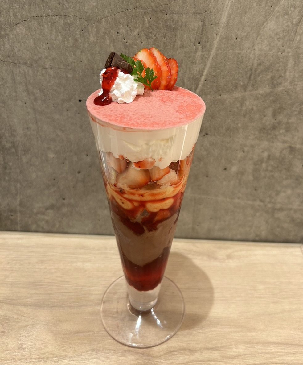 zennoh_food's tweet photo. いちごloverの皆さまへ🍓
全農直営のカフェ·レストランで苺フェアが始まっています！！
全国9産地11品種のブランド苺を、各店舗が趣向を凝らして絶品のスイーツやドリンクで提供しています
知らなかった品種との甘酸っぱい出会いも期待できる素敵なフェアですので、お近くにお立ち寄りの際はぜひに https://t.co/T6yJgHkMhs