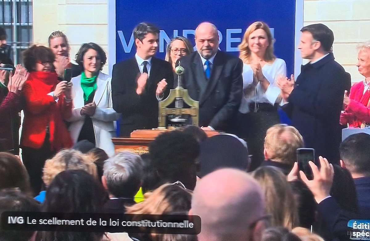 Moment émouvant #8marzo2024 8mars : #IVG est scellée dans la constitution. Le président a salué le long combat pour y parvenir, celui des féministes et des parlementaires de tous les bancs.  <a href="/ElianeAssassi/">Assassi</a> <a href="/Melanie_Vogel_/">Mélanie Vogel</a> <a href="/MathildePanot/">Mathilde Panot</a> <a href="/AlbaneGaillot/">Albane Gaillot</a> <a href="/ElsaFaucillon/">Elsa Faucillon</a>