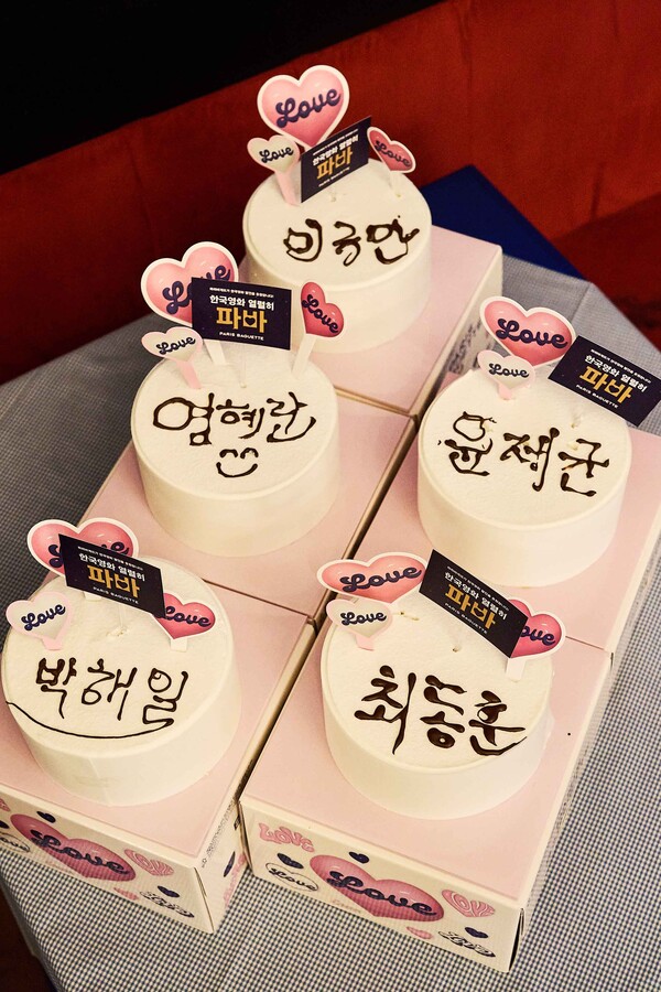 wave_ey's tweet photo. 신예서 배우님이 올려준 셀카! 케이크 위에 레터링도 직접 했나봄 ㅋㅋㅋㅋ https://t.co/ujUZKu7UZV