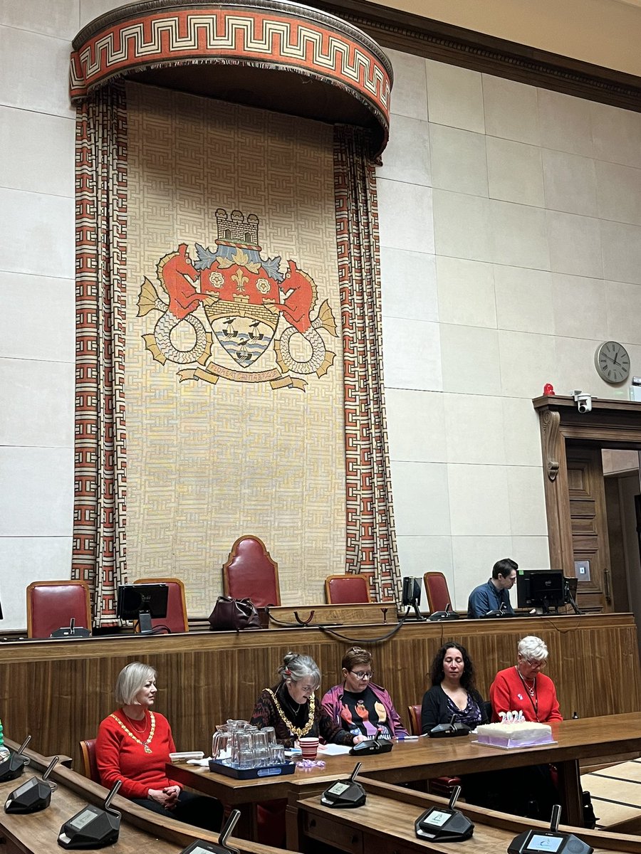 Mayor of Cambridge @JennyssWood #InternationalWomensDay Speaking at @camcitco Guildhall. With (L-R 2nd photo) Cllrs @dinah4labour & Rachel Wade, @nestorma_law & @Gerribird
