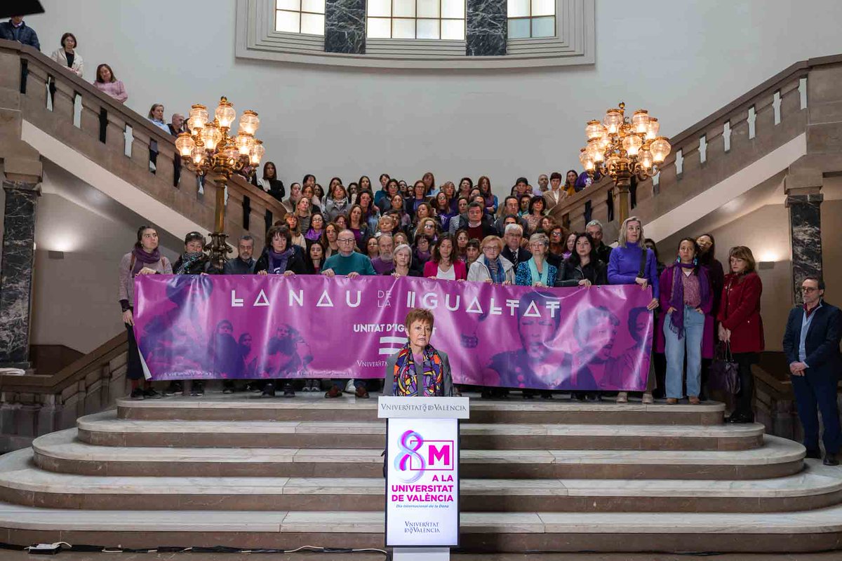 🟪La universitat commemora el Dia Internacional de la Dona amb la tradicional concentració a l'edifici de Rectorat i lectura del manifest, i amb un mes de març ple d'activitats. ➕ℹ️ go.uv.es/M7l2R6G