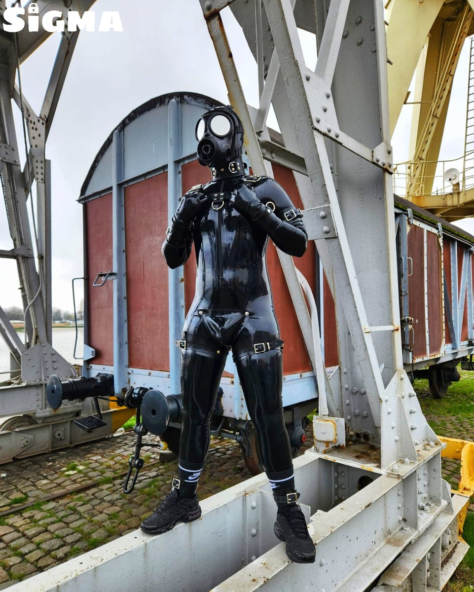 On sunday at Darklands, I was just a full rubber drone wandering the market 🤖
Wearing a gas mask over a rubber hood, a collar, cuffs, my chastity cage and a large butt plug, every part of my body were protected 🔒