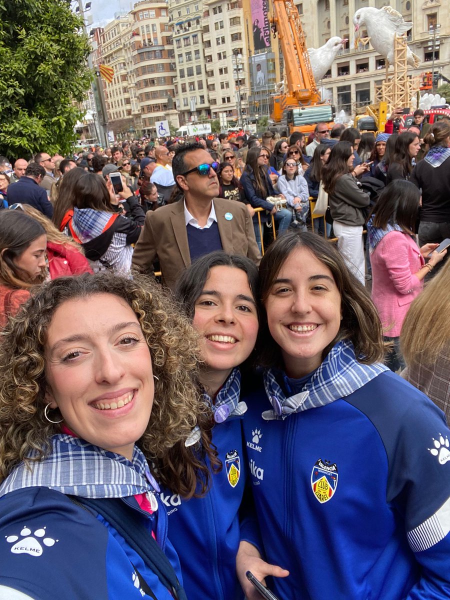 Yaiza, Mariana y Marina, del equipo Challenge, en el Foro Mujer y Deporte del <a href="/AjuntamentVLC/">Ajuntament València</a> y <a href="/Teika_es/">Teika</a>. Y ahora a disfrutar de la mascleta! #JueganEllasGanamosTodos #goPickenclaret #basketfe.
