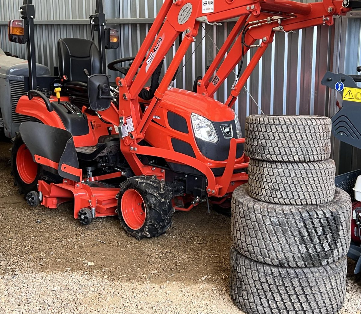 26X1200-12 and 18X850-10 tyres.
Turf tyres removed, agricultural pattern fitted
#tyre #tyres #Tanvic #tractor #Grantham #OTR