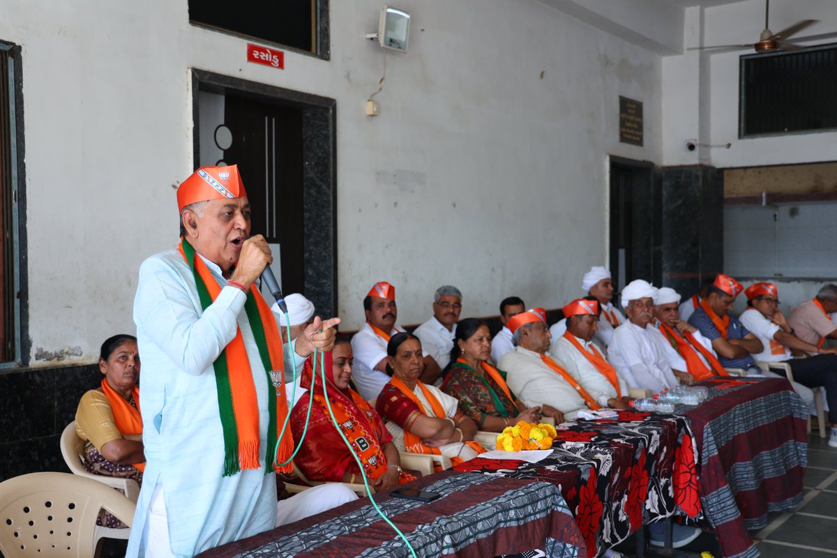 iRekhachaudhari's tweet photo. હાજર તમામ કાર્યકર્તાઓ, વડીલોએ ઉમળકાભેર સ્વાગત કર્યું એ બદલ સૌનો હ્રદય પૂર્વક આભાર માનું છું.
તેમજ બેઠકમાં હાજર ધાનેરા વિધાનસભાના ત્રણેય મંડળના ભારતીય જનતા પાર્ટીના પદાધિકારીઓ, કાર્યકર્તાઓએ ભારતીય જનતા પાર્ટીની ભવ્ય જીતનો સંકલ્પ કર્યો. https://t.co/m5aC0iTxXU