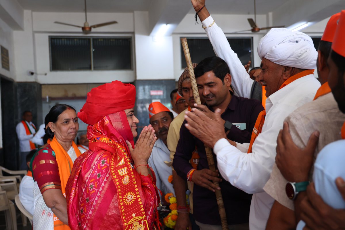 iRekhachaudhari's tweet photo. હાજર તમામ કાર્યકર્તાઓ, વડીલોએ ઉમળકાભેર સ્વાગત કર્યું એ બદલ સૌનો હ્રદય પૂર્વક આભાર માનું છું.
તેમજ બેઠકમાં હાજર ધાનેરા વિધાનસભાના ત્રણેય મંડળના ભારતીય જનતા પાર્ટીના પદાધિકારીઓ, કાર્યકર્તાઓએ ભારતીય જનતા પાર્ટીની ભવ્ય જીતનો સંકલ્પ કર્યો. https://t.co/m5aC0iTxXU
